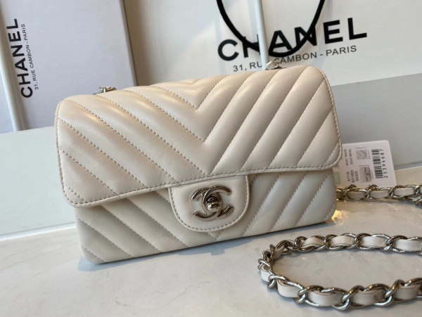 CHANEL FLAP BAG LAMBSKIN 20CM Comfortable 631 - Image 3