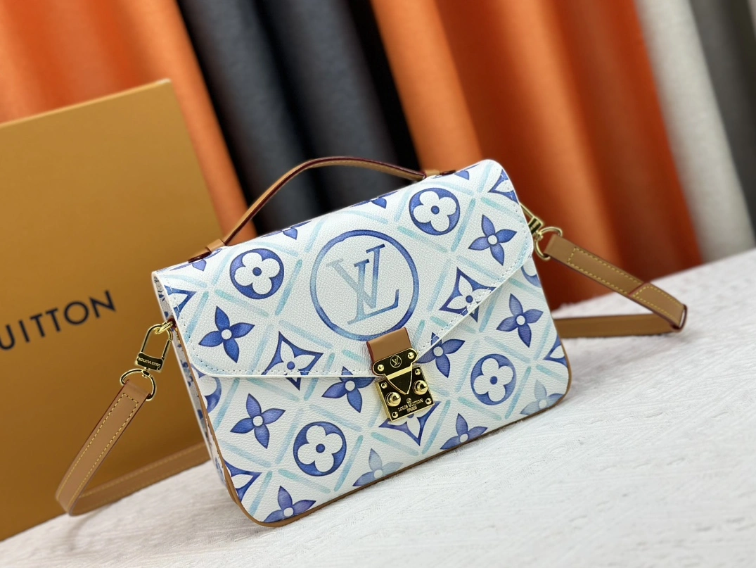 Bold 3533 Louis Vuitton AAA Quality Messenger Bags For Women