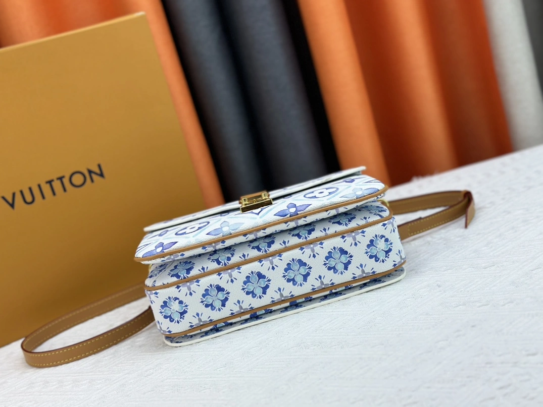 Bold 3533 Louis Vuitton AAA Quality Messenger Bags For Women - Image 5