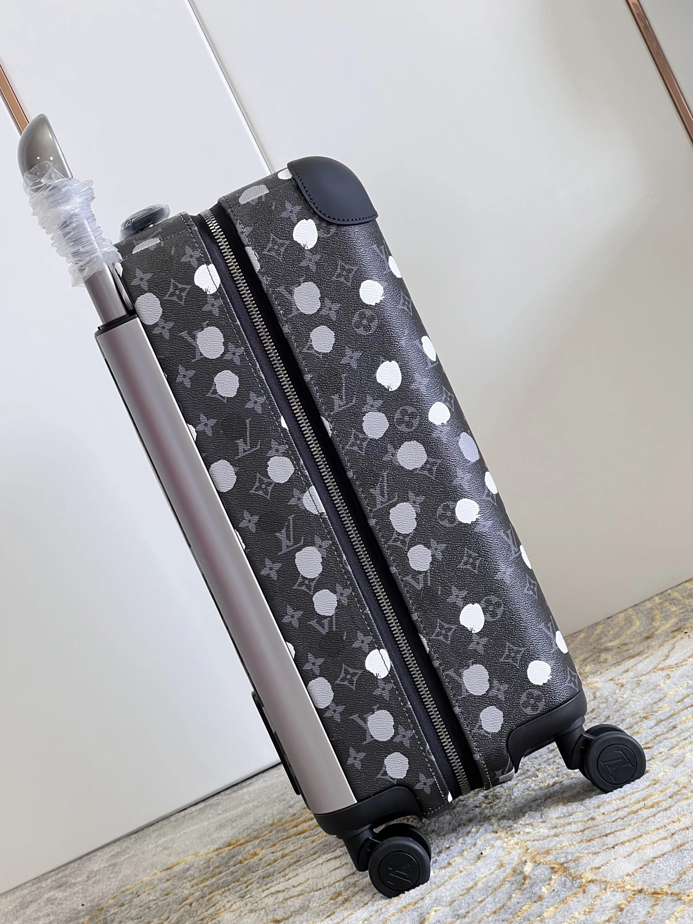 Bold 761 Louis Vuitton Luggage - Image 3