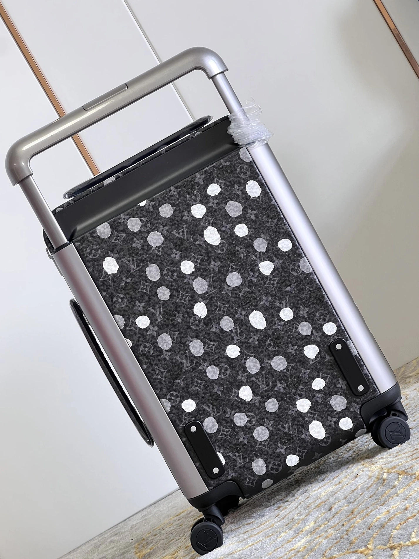 Bold 761 Louis Vuitton Luggage - Image 4