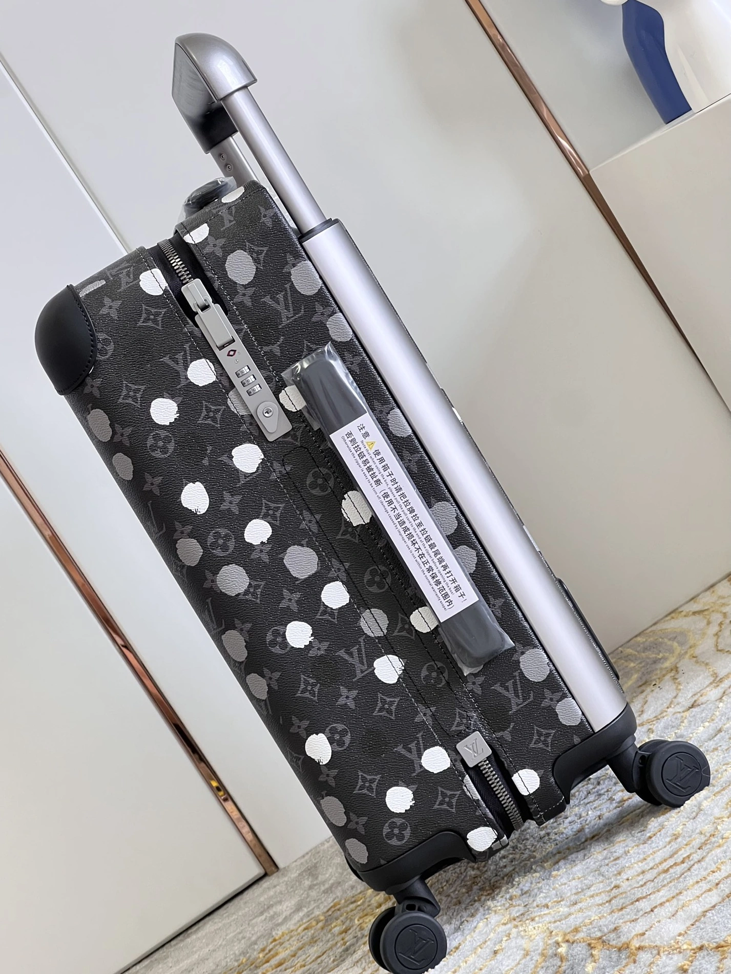 Bold 761 Louis Vuitton Luggage - Image 6