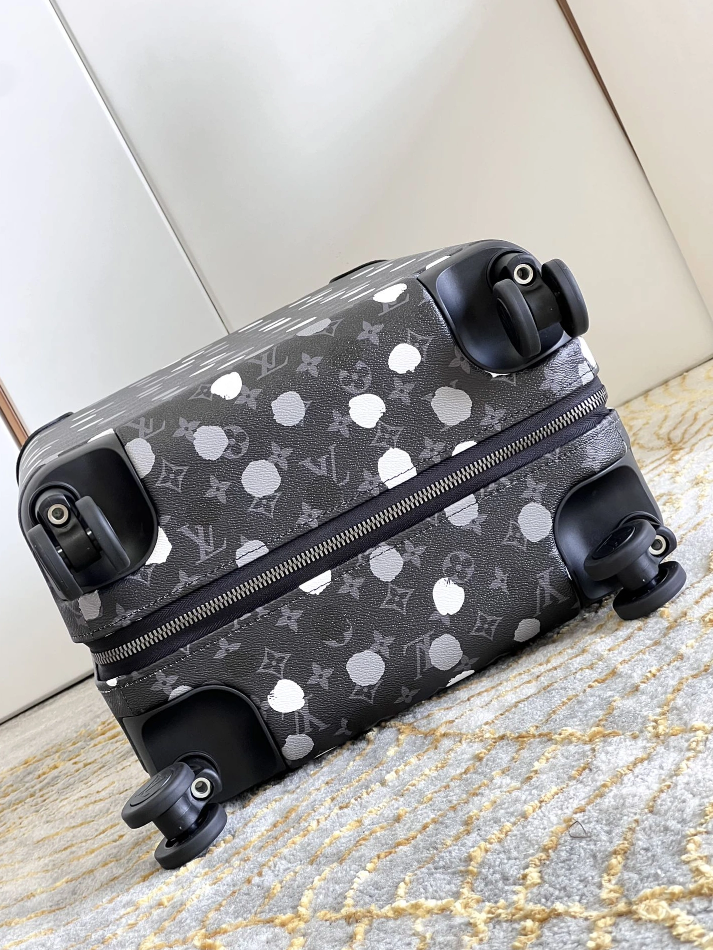 Bold 761 Louis Vuitton Luggage - Image 7