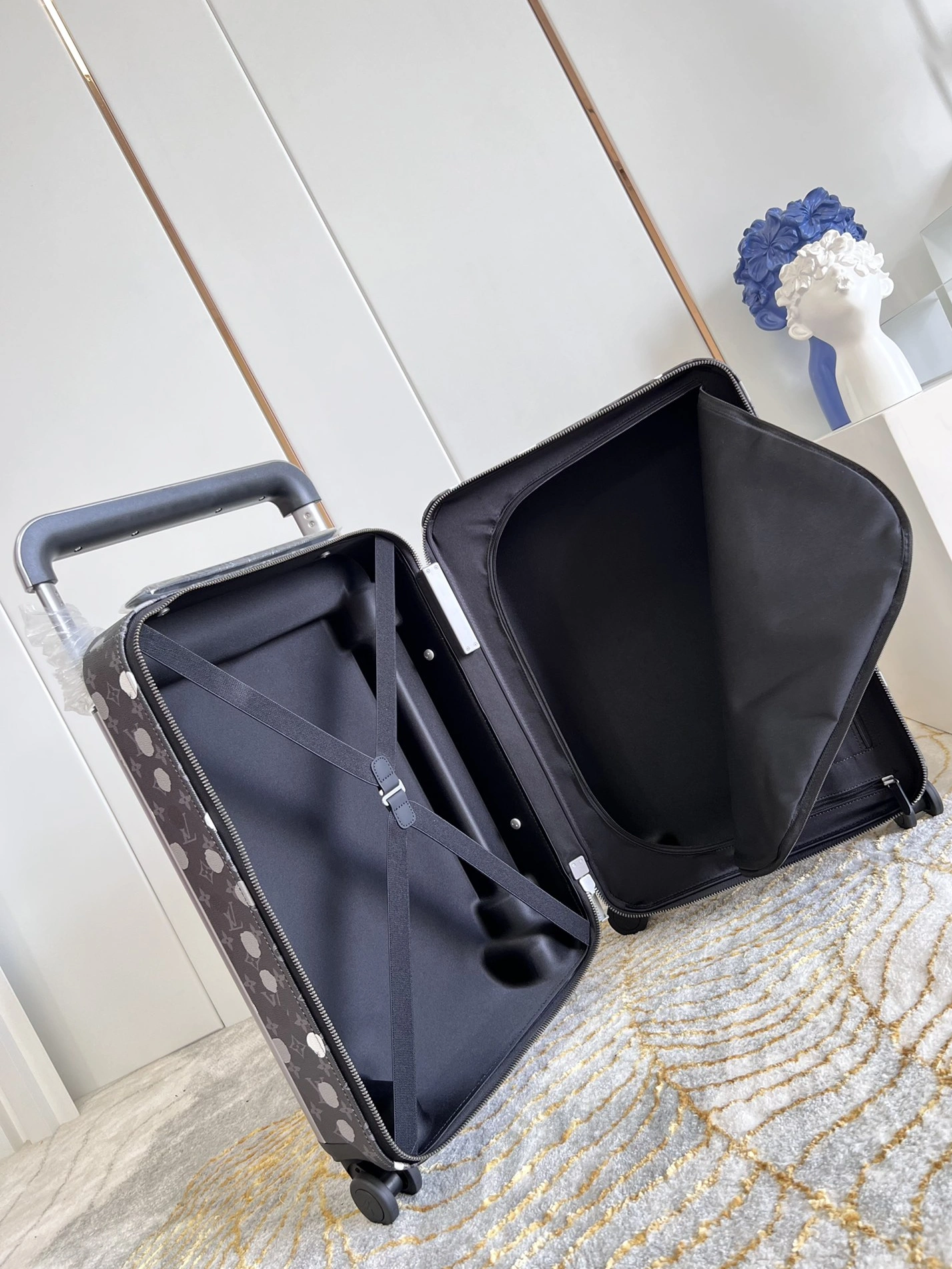 Bold 761 Louis Vuitton Luggage - Image 8