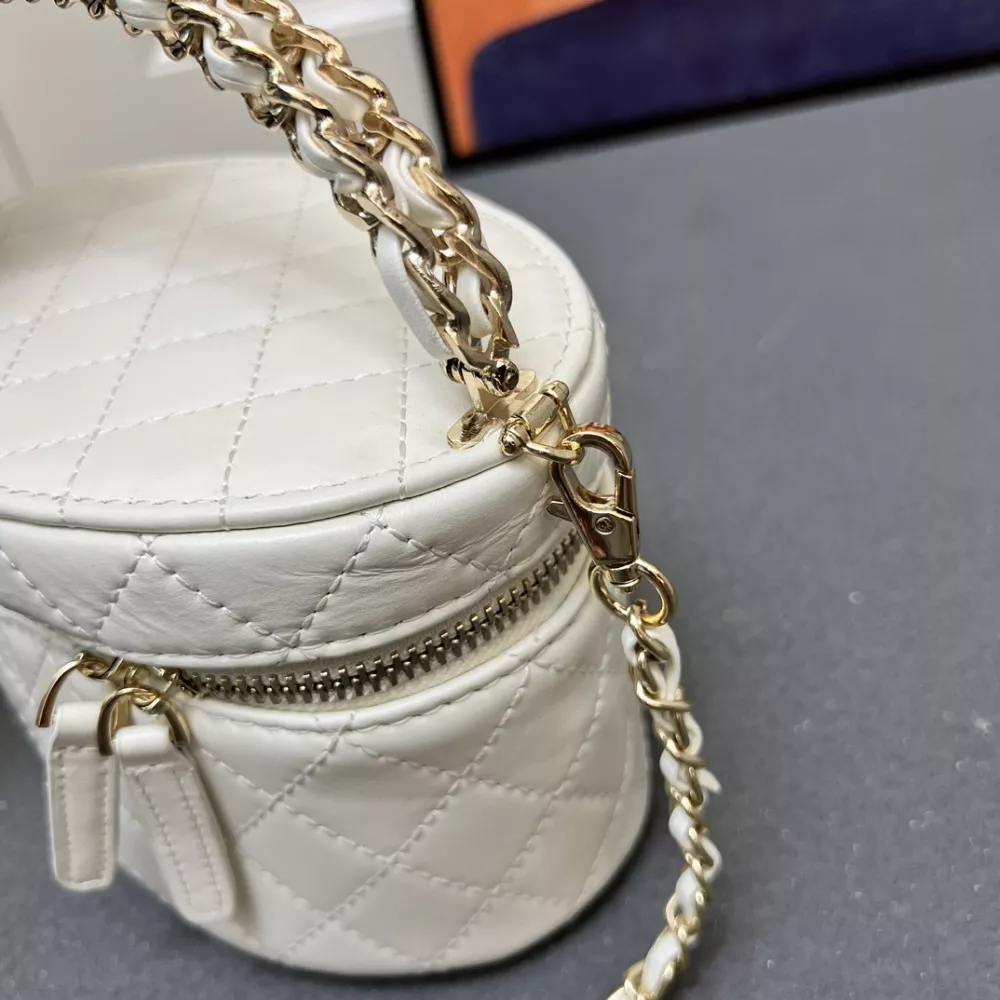 Chanel AAA Quality Messenger Bags For Women AllSeason 5260 - Image 3