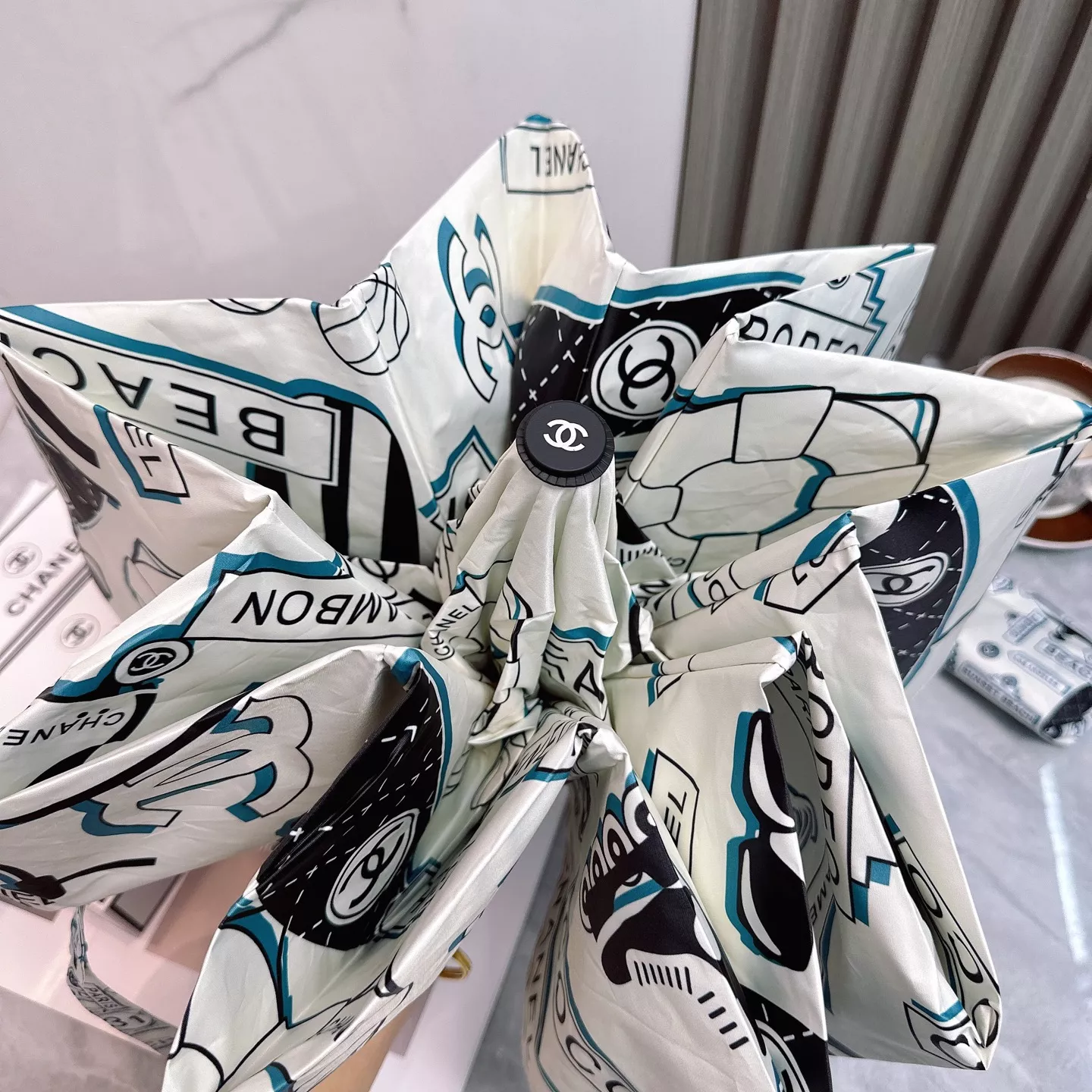 Chanel Umbrellas ModernLook 8632 - Image 5