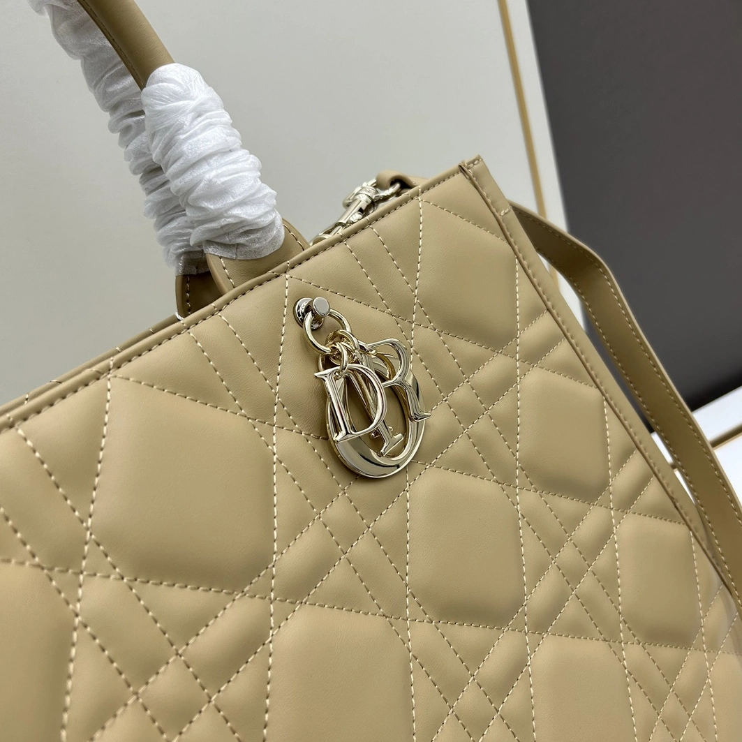 Christian Dior AAA Quality Tote-Handbags For Women Trendsetting 5102 - Image 4