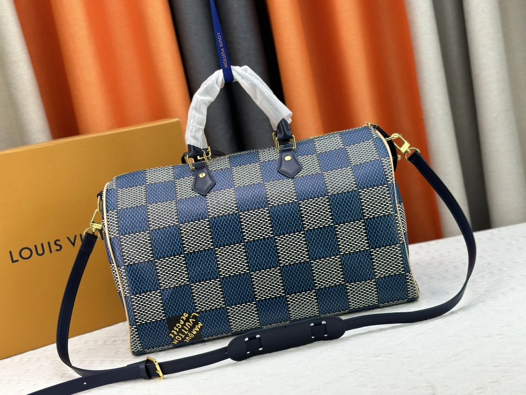 Classic 1483 Louis Vuitton Travel Bags For Women - Image 4