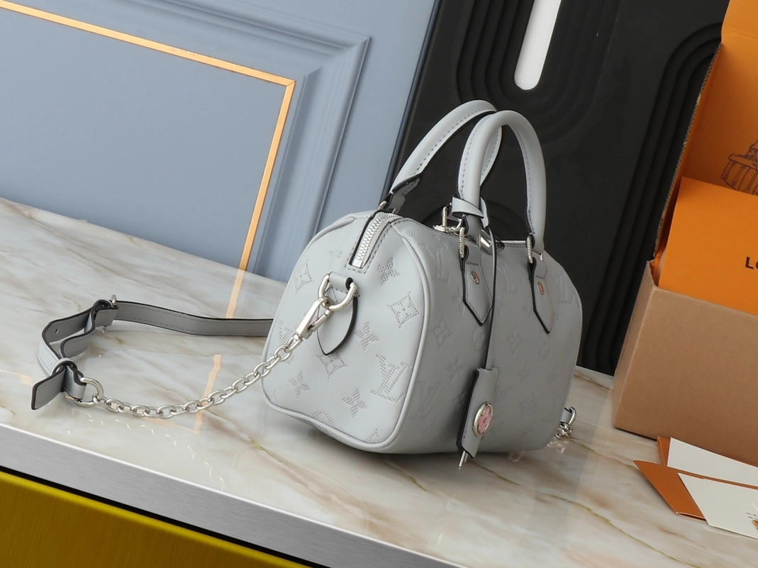 Classic 7239 Louis Vuitton AAA Quality Handbags For Women - Image 4