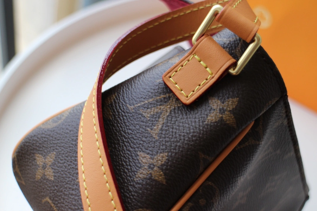 Comfortable 5814 Louis Vuitton AAA Quality Messenger Bags For Women - Image 6