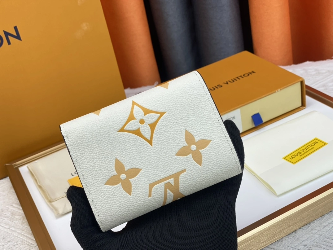 Compact 686 Louis Vuitton AAA Quality Wallets