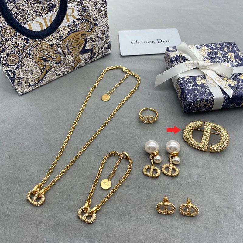 DailyWear 3529 Dior 30 Montaigne Brooch Metal and Silver Crystals Gold - Image 3