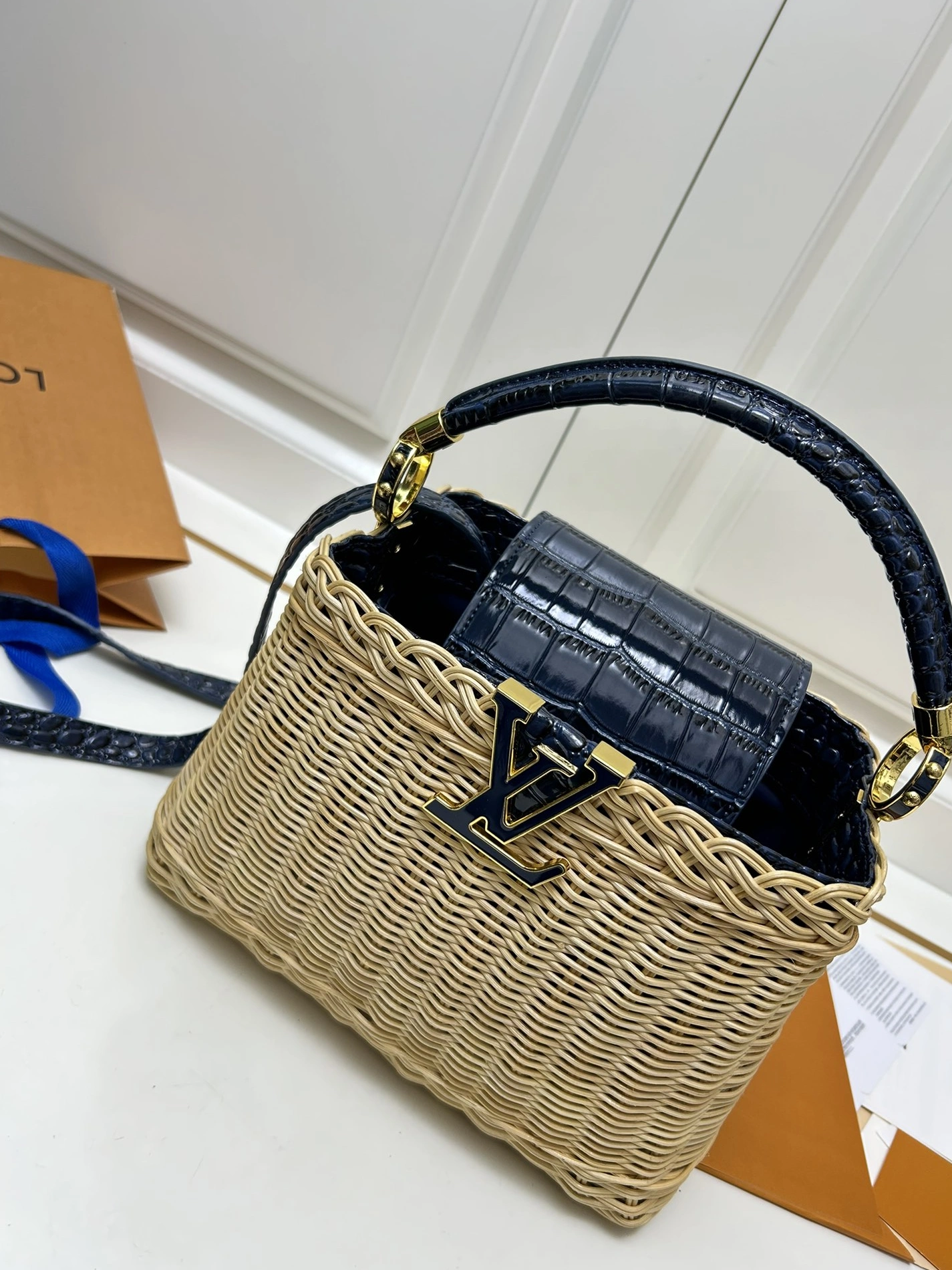 Durable 7794 Louis Vuitton AAA Quality Handbags In Navy For Women - Image 3