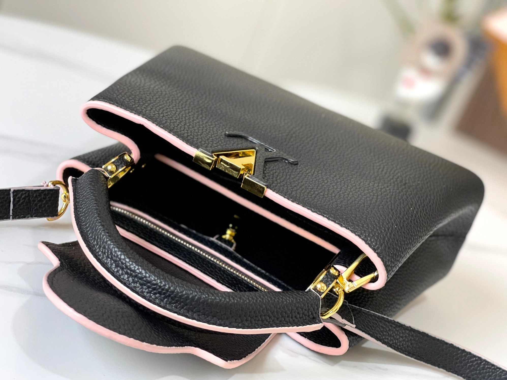 EasyMatch 5758 Louis Vuitton AAA Quality Messenger Bags For Women - Image 8