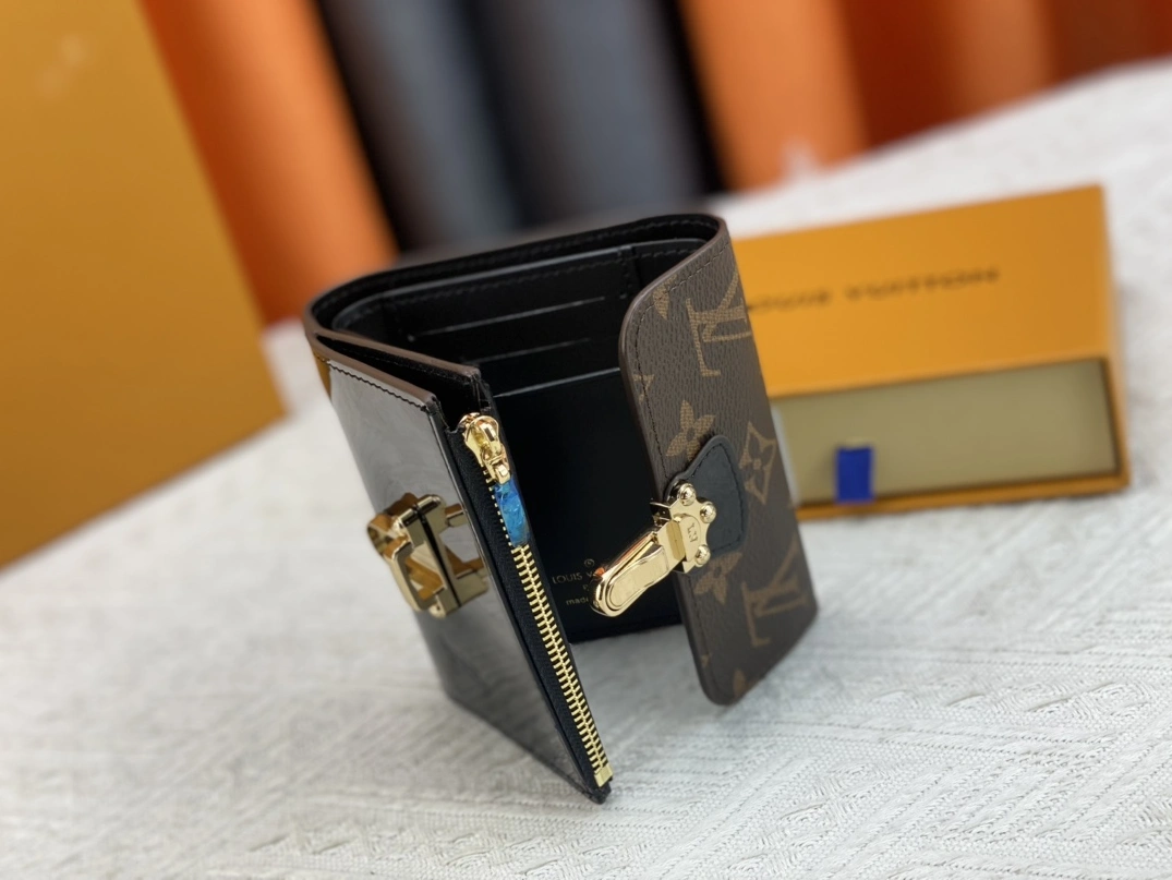 Flexible 2009 Louis Vuitton AAA Quality Wallets For Women - Image 7