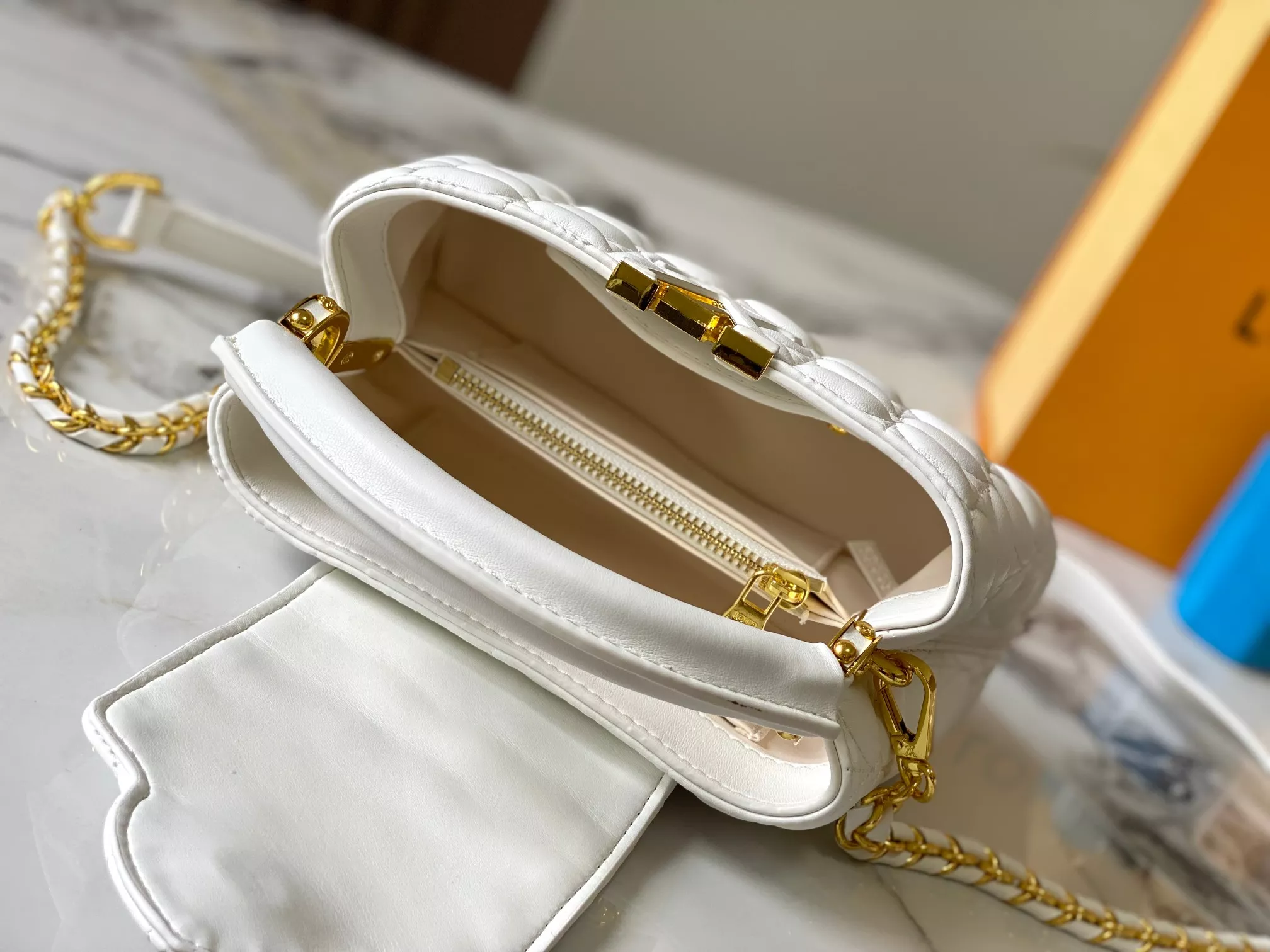 Functional 8834 Louis Vuitton AAA Quality Messenger Bags For Women - Image 8