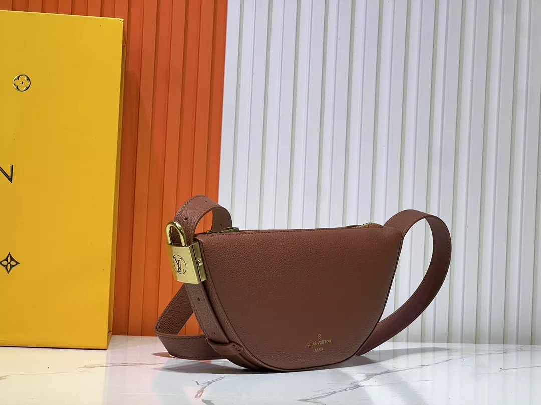 Lightweight 6970 Louis Vuitton AAA Quality Messenger Bags For Women