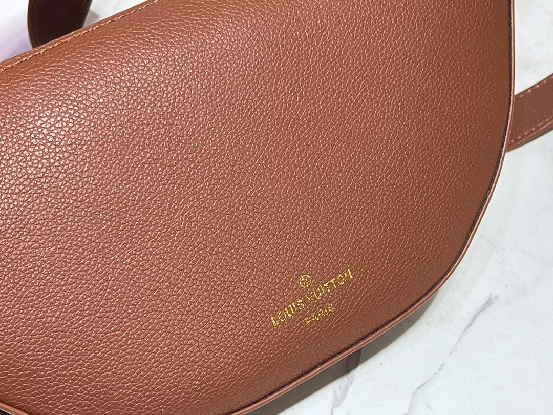 Lightweight 6970 Louis Vuitton AAA Quality Messenger Bags For Women - Image 4