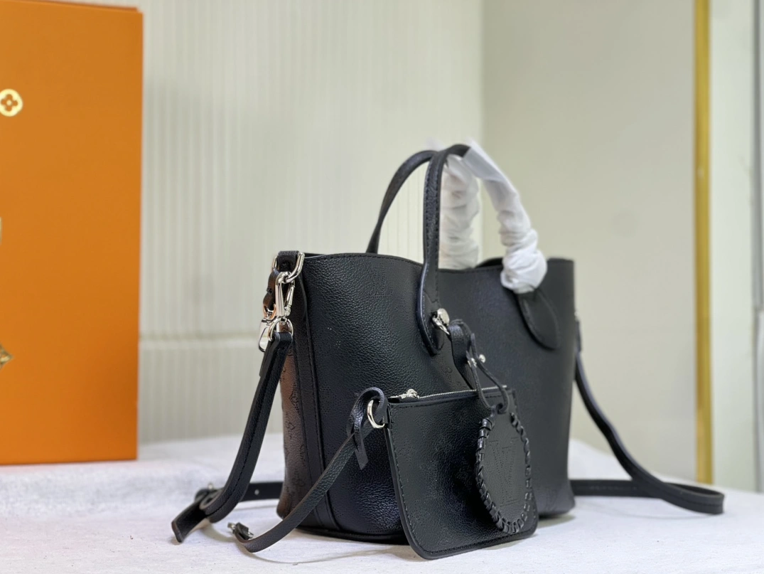 Lightweight 7768 Louis Vuitton AAA Quality Handbags For Women