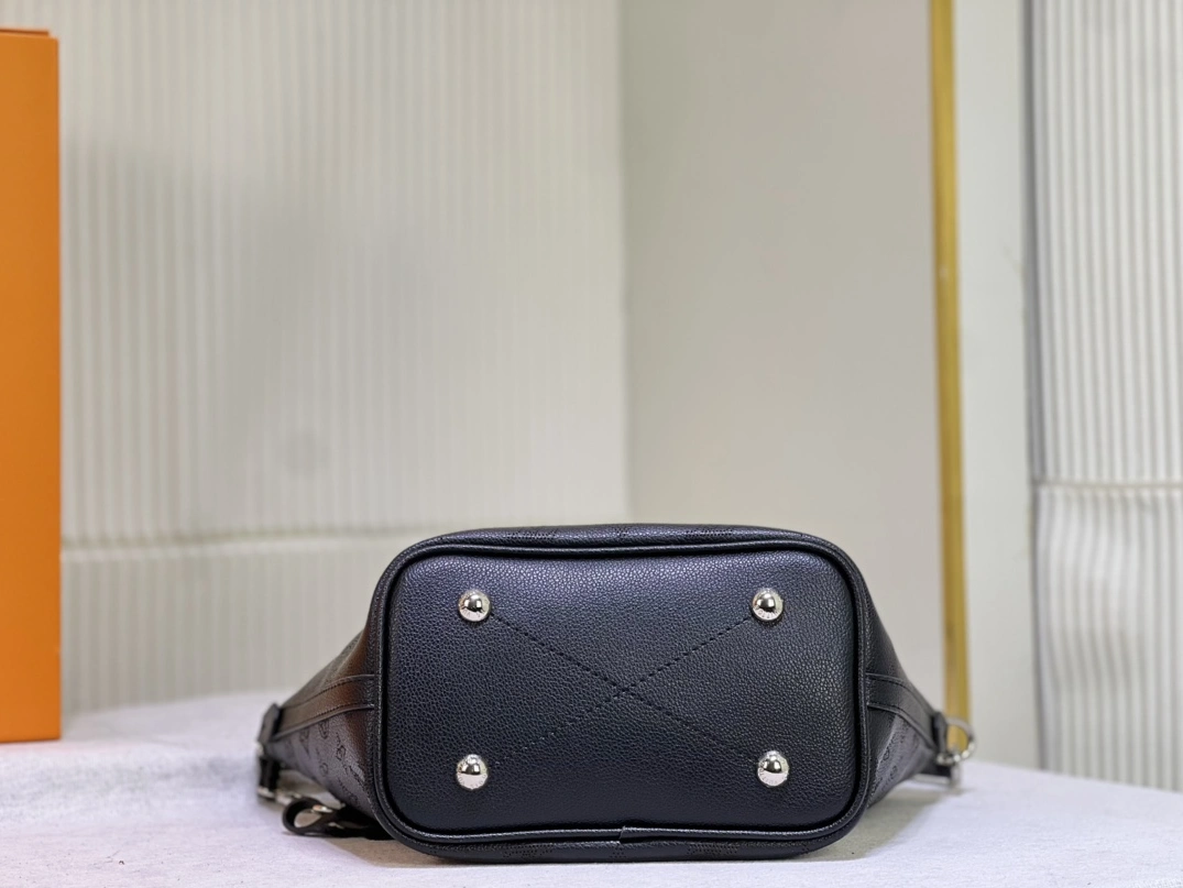 Lightweight 7768 Louis Vuitton AAA Quality Handbags For Women - Image 6