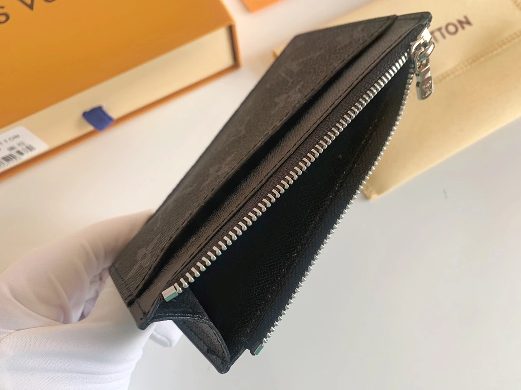 Lightweight 901 Louis Vuitton Card Case For Unisex - Image 4