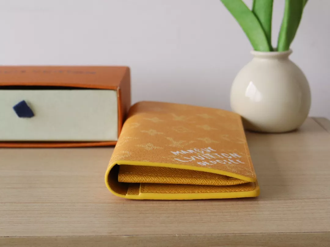 Louis Vuitton AAA Quality Card Case Comfortable 8117 - Image 4