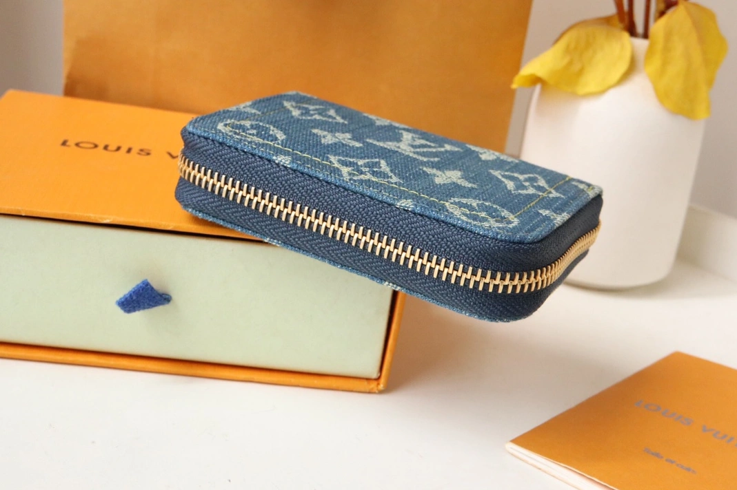 Louis Vuitton AAA Quality Card Case In Red ModernLook 6735 - Image 3