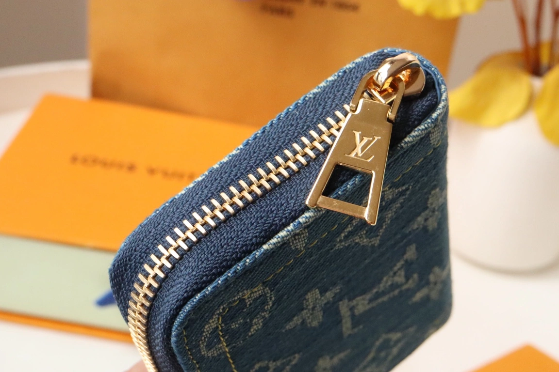 Louis Vuitton AAA Quality Card Case In Red ModernLook 6735 - Image 4