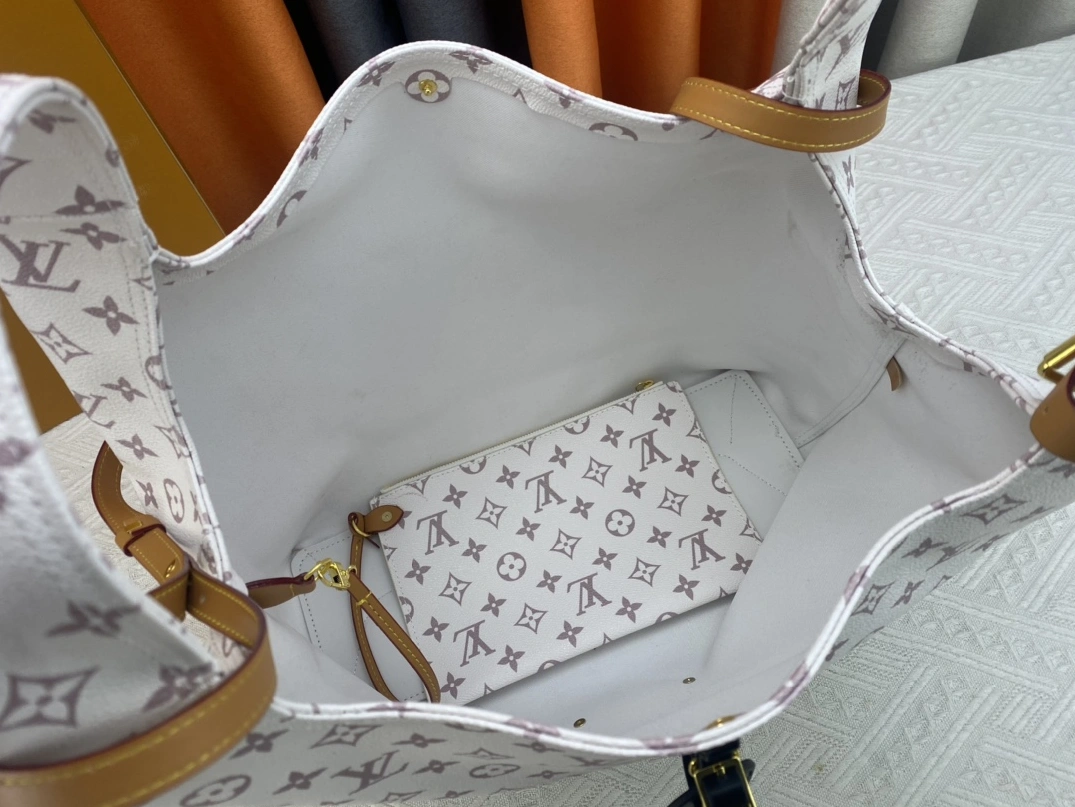 Louis Vuitton AAA Quality Handbags For Women EyeCatching 8237 - Image 8