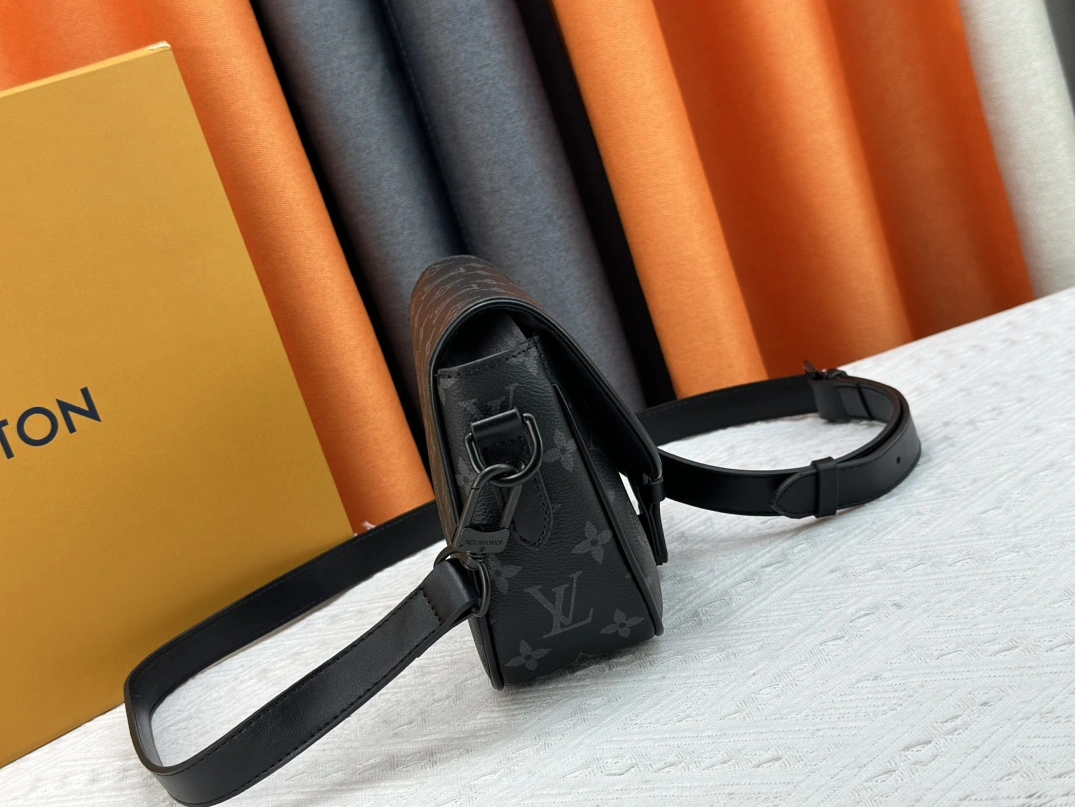 Louis Vuitton AAA Quality Messenger Bags For Unisex DailyWear 9174 - Image 3