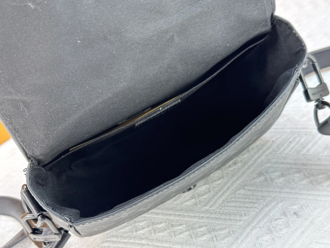 Louis Vuitton AAA Quality Messenger Bags For Unisex DailyWear 9174 - Image 8