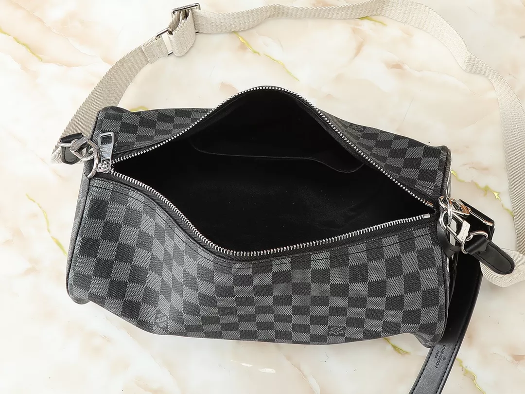 Louis Vuitton AAA Quality Messenger Bags For Unisex Durable 2423 - Image 8