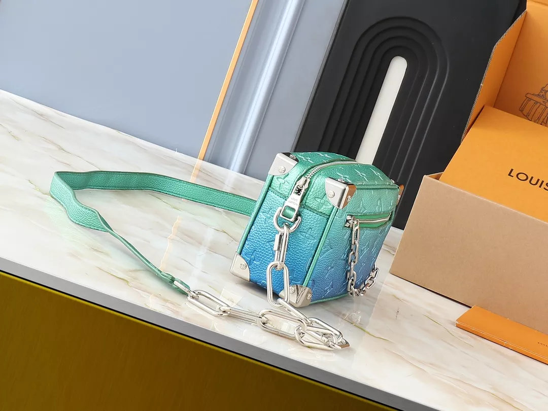 Louis Vuitton AAA Quality Messenger Bags For Unisex Elegant 4233