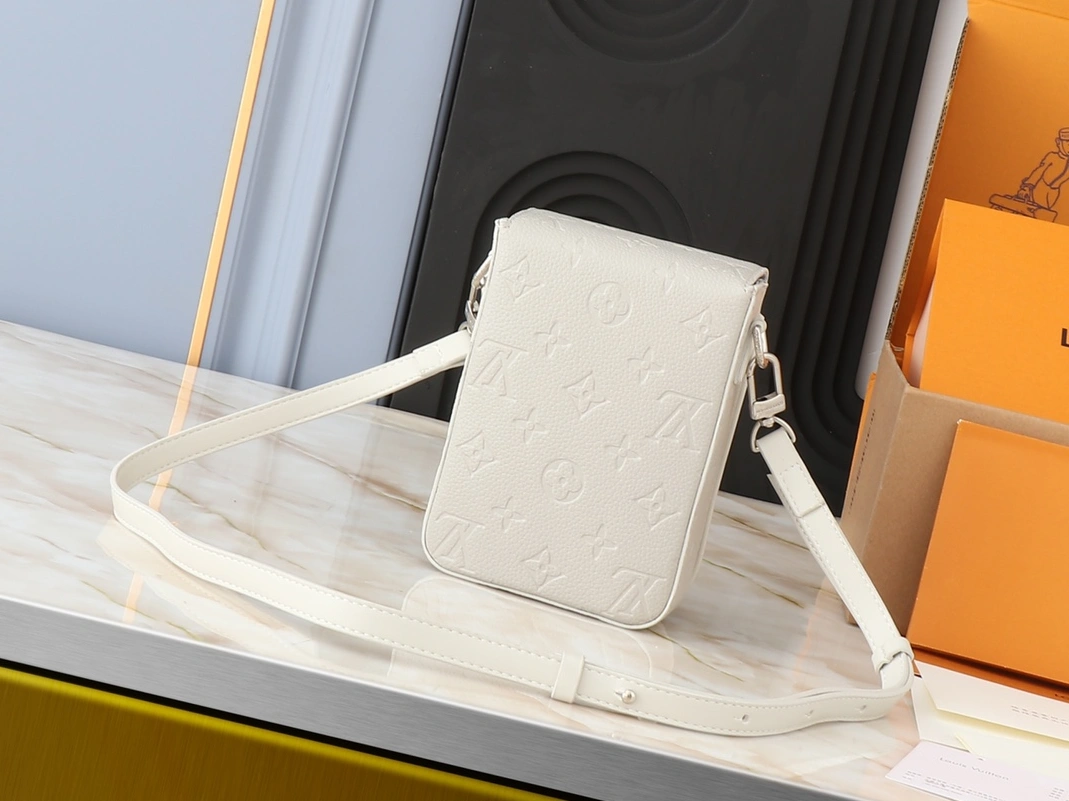 Louis Vuitton AAA Quality Messenger Bags For Unisex Functional 3346