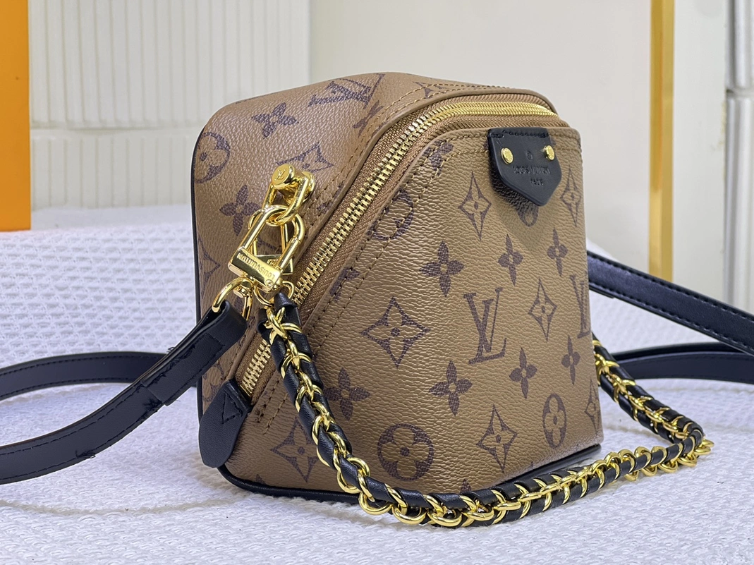 Louis Vuitton AAA Quality Messenger Bags For Women EasyMatch 8840