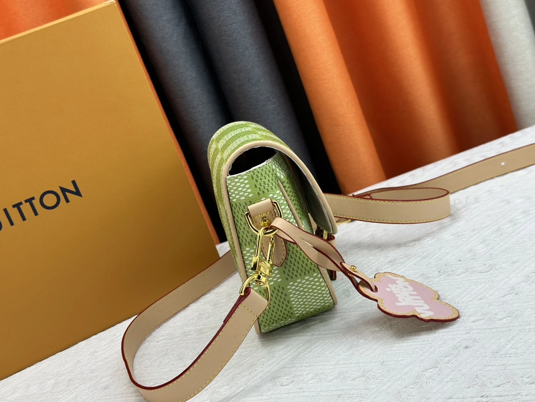 Louis Vuitton AAA Quality Messenger Bags For Women Popular 9392 - Image 3