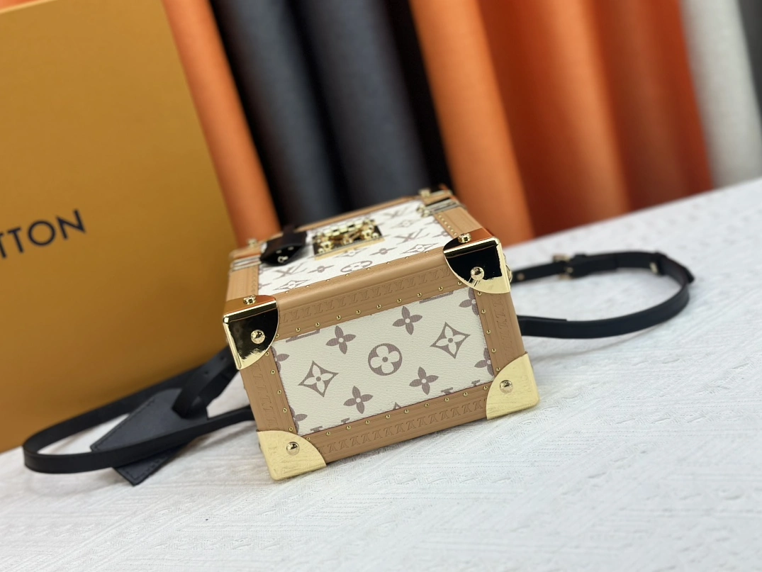 Louis Vuitton AAA Quality Messenger Bags For Women Practical 1078 - Image 5