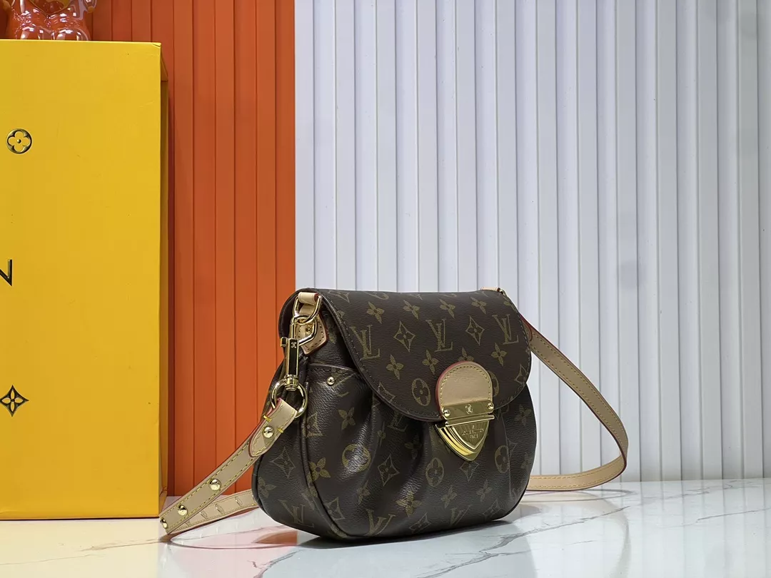 Louis Vuitton AAA Quality Messenger Bags For Women Sleek 3858