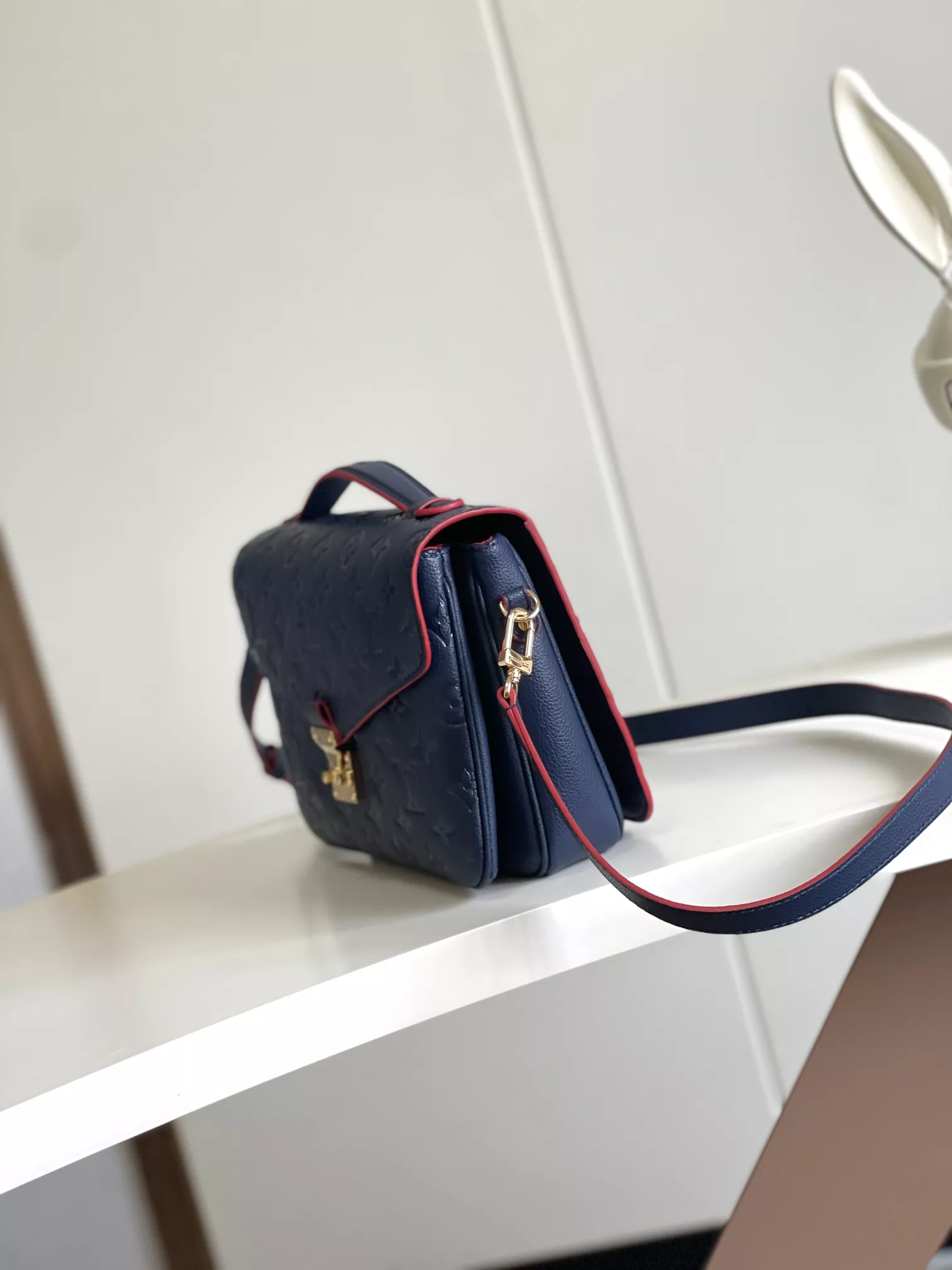 Louis Vuitton AAA Quality Messenger Bags For Women Stylish 1743