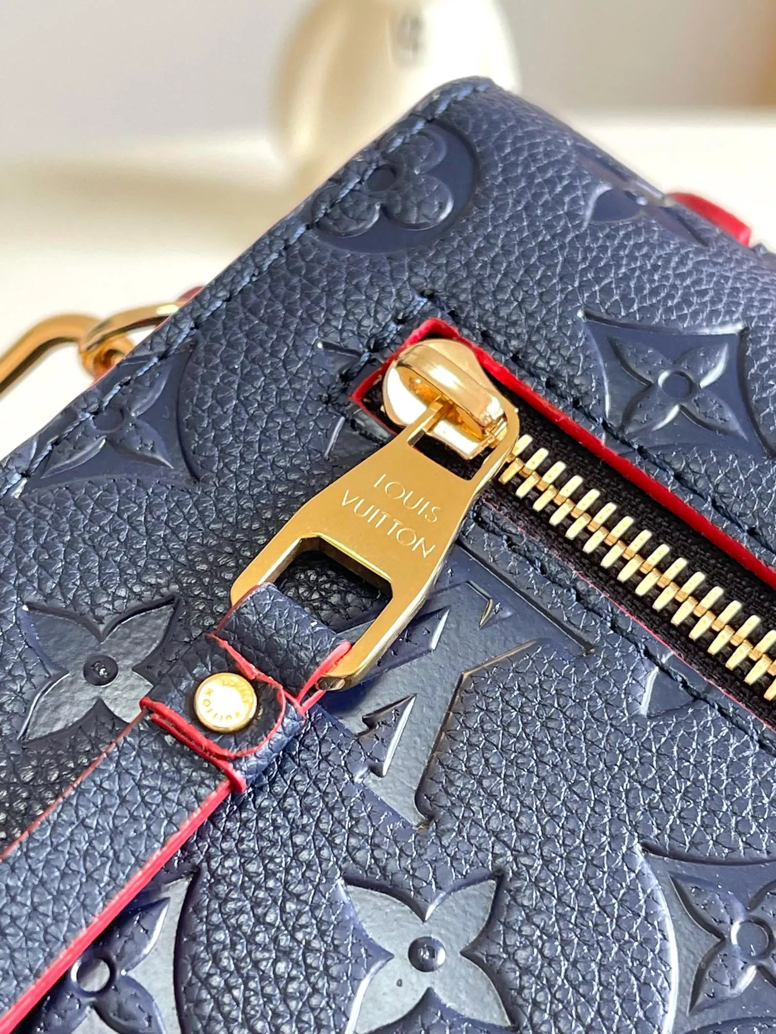 Louis Vuitton AAA Quality Messenger Bags For Women Stylish 1743 - Image 7