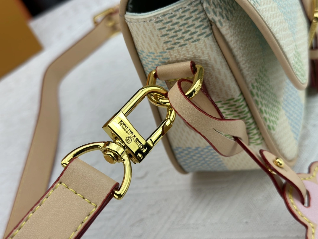 Louis Vuitton AAA Quality Messenger Bags For Women Vibrant 2043 - Image 7