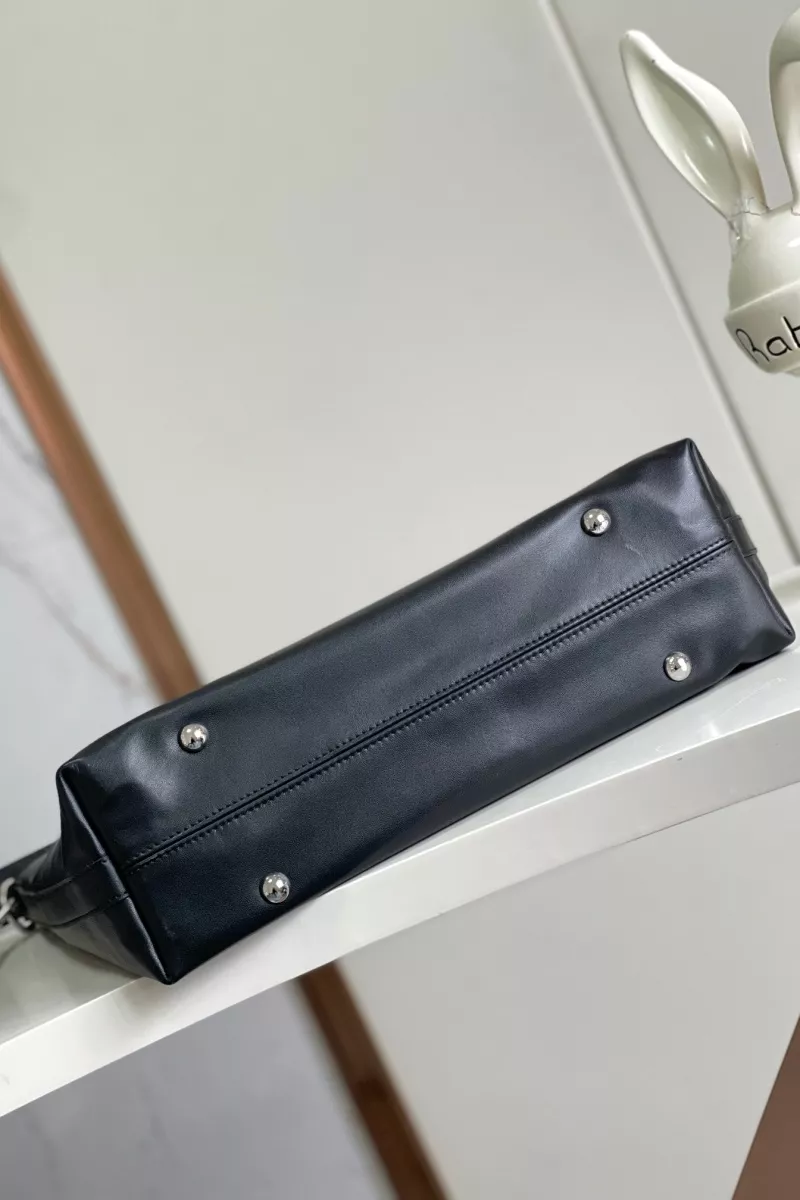 Louis Vuitton AAA Quality Shoulder Bags For Women Classic 9530 - Image 4