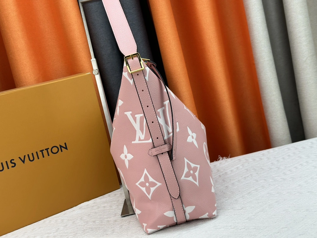 Louis Vuitton AAA Quality Shoulder Bags For Women Popular 1563