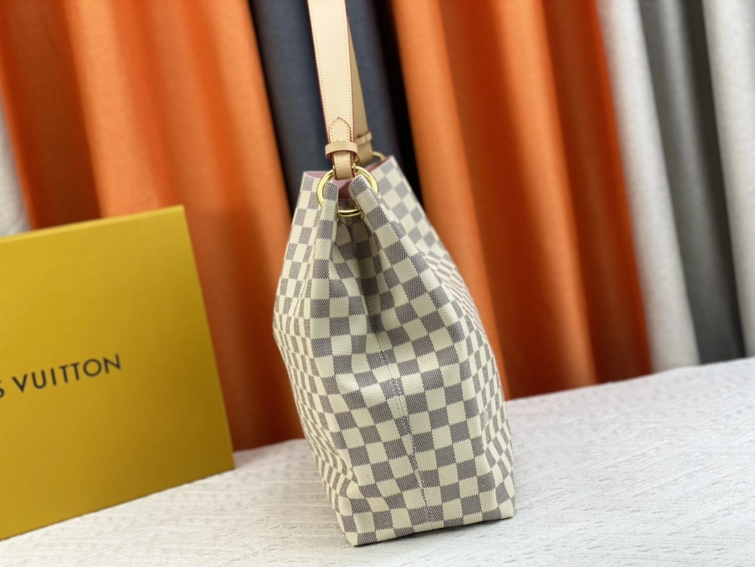 Louis Vuitton AAA Quality Shoulder Bags In Pink For Women Sleek 5374