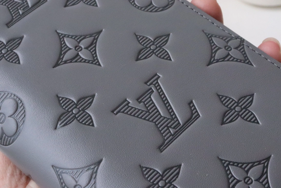 Louis Vuitton AAA Quality Wallets For Unisex Flexible 7117 - Image 4