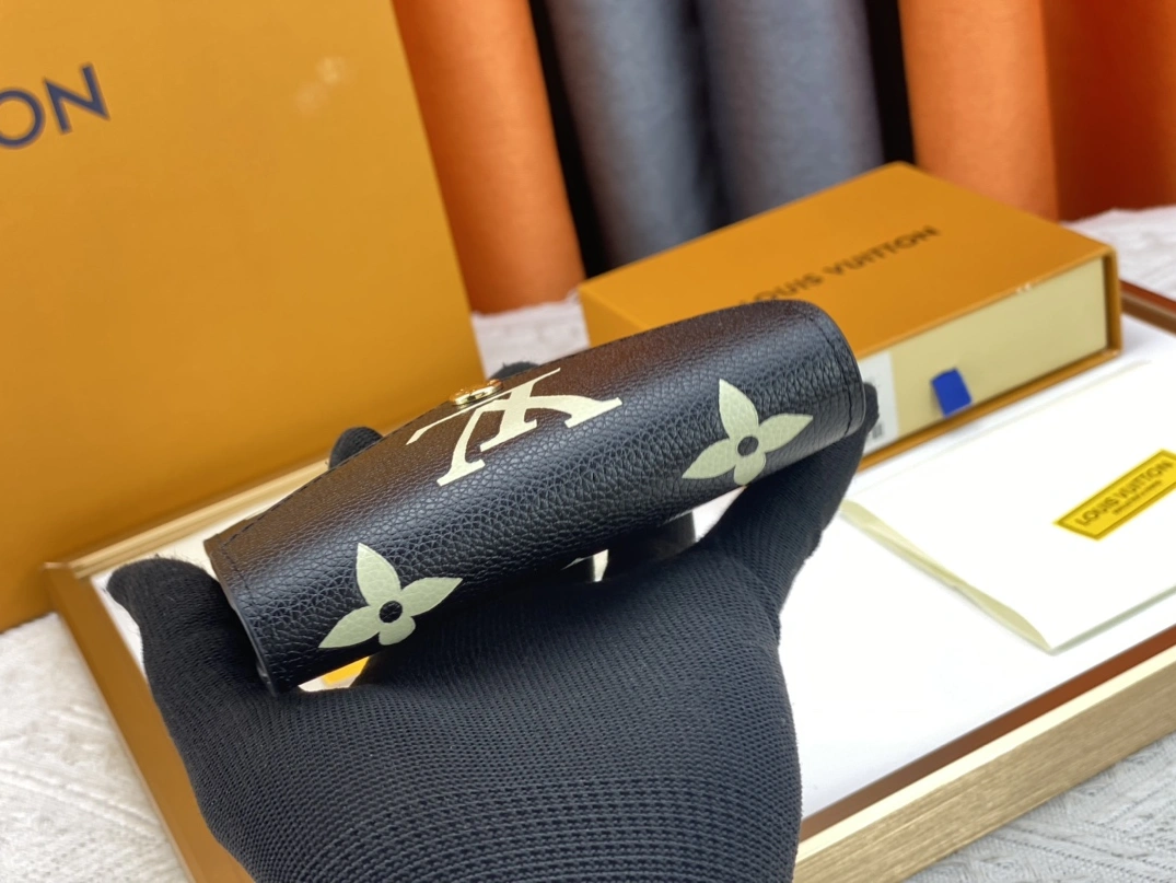 Louis Vuitton AAA Quality Wallets Unique 1364 - Image 4