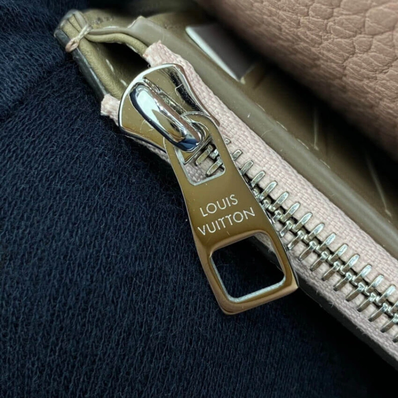 Cowhidele Louis Vuitton Capucines Compact Wallet - Image 8