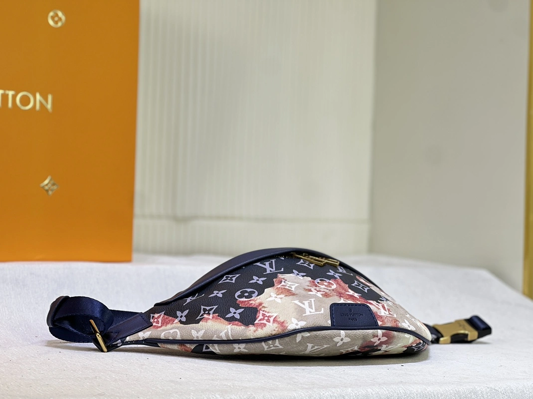 Louis Vuitton LV AAA Quality Belt Bags Comfortable 5614 - Image 4