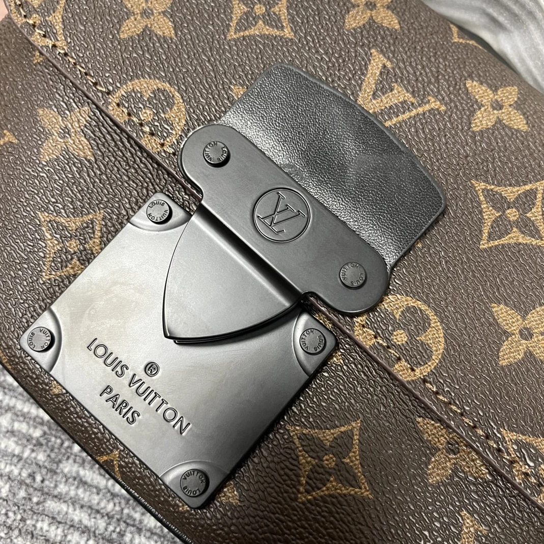 Louis Vuitton LV AAA Quality Belt Bags For Men Reliable 5857 - Image 5