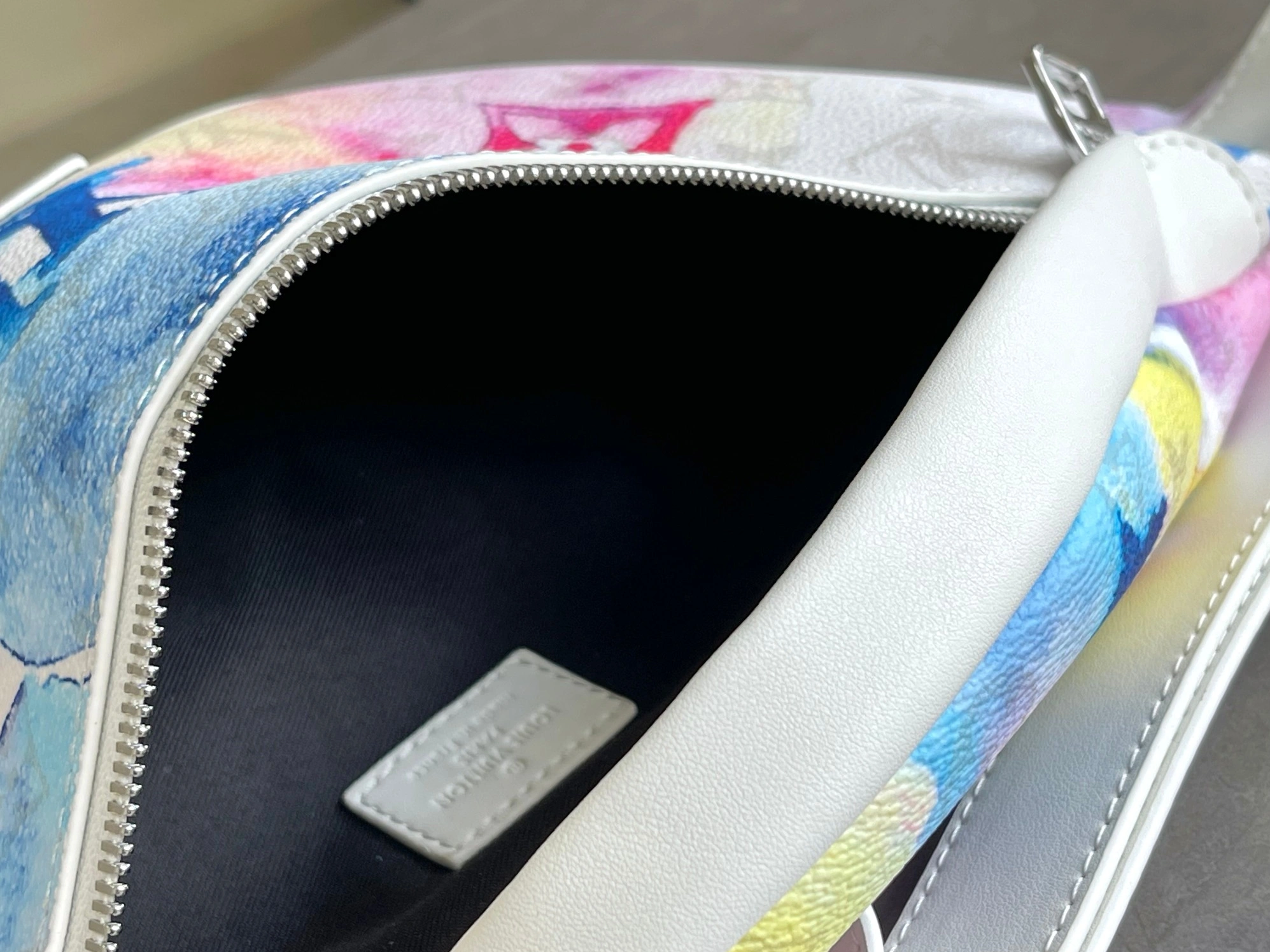 Louis Vuitton LV AAA Quality Belt Bags Practical 5714 - Image 7